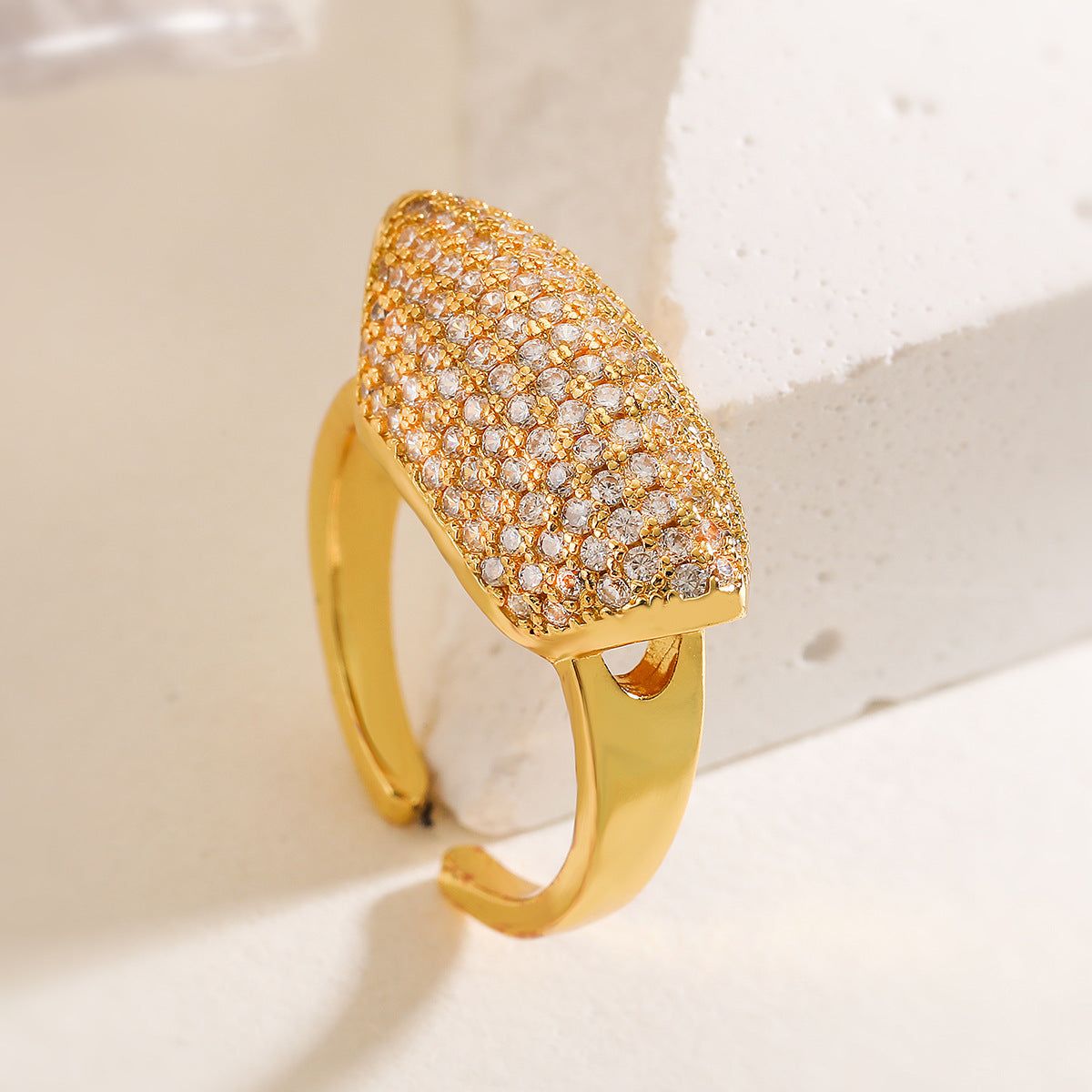 Anello Aperto Geometrico Minimalista da Donna in Ottone Placcato Oro 18K con Intarsio di Zirconi