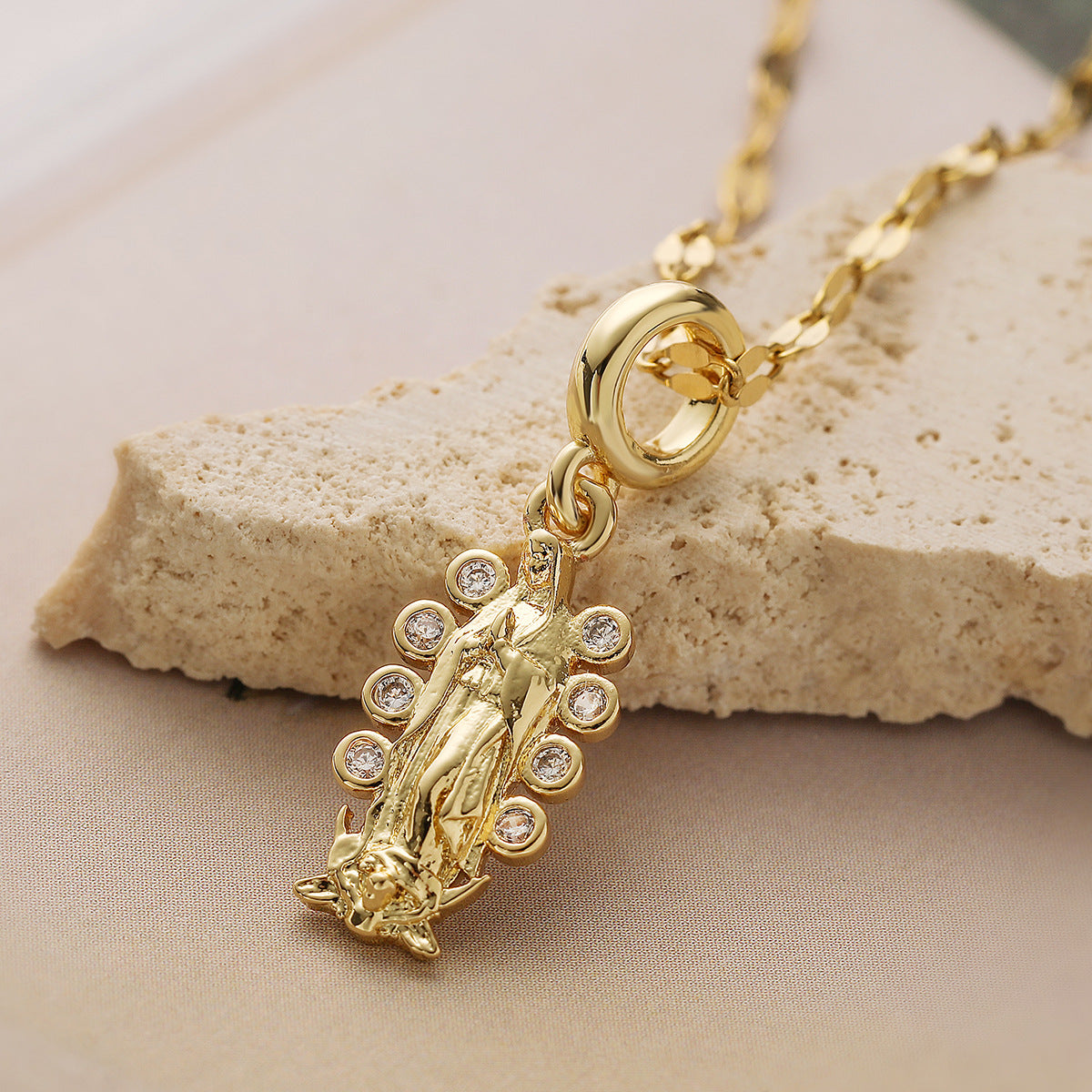 Collana pendente geometrica minimalista da donna in rame con placcatura in oro 18 carati e intarsio di zirconi