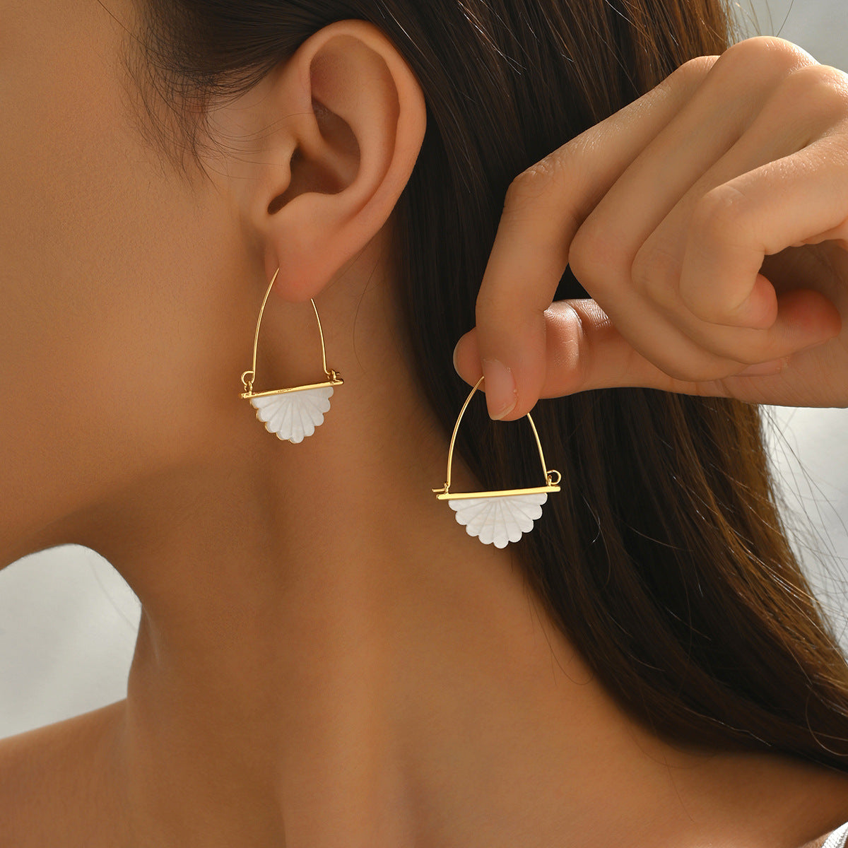 Orecchini da donna di lusso minimalisti a forma di ventaglio con intarsio in madreperla e perno in acciaio inossidabile