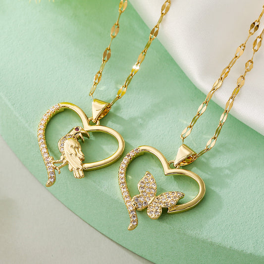 Collar con Colgante de Corazón y Mariposa Minimalista para Mujer en Cobre con Baño de Oro de 18K y Detalles de Zirconia