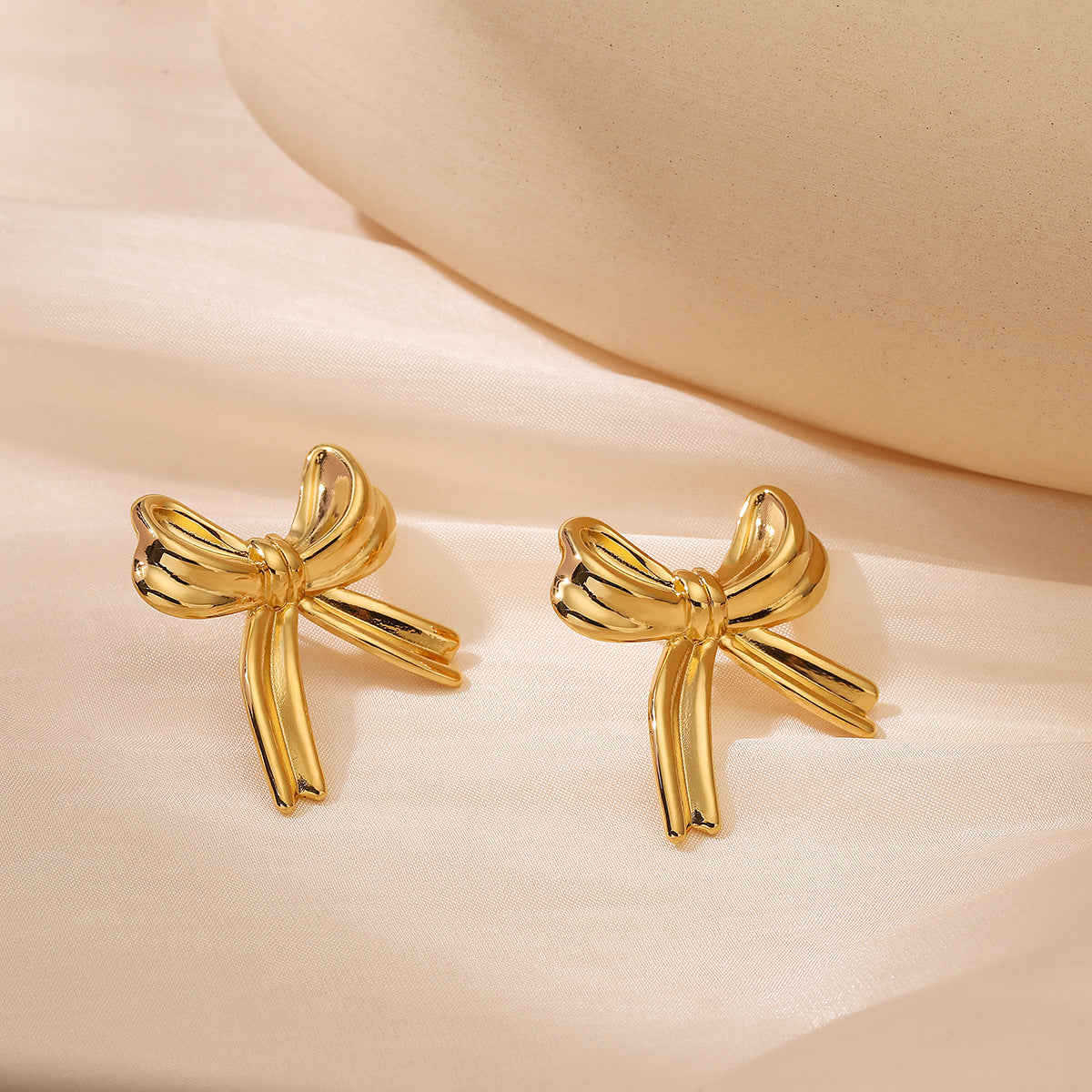 Sweet Bowknot Stainless Steel Ear Studs for Women with 18K Gold Plating Minimalist Versatile Fashion Accessory