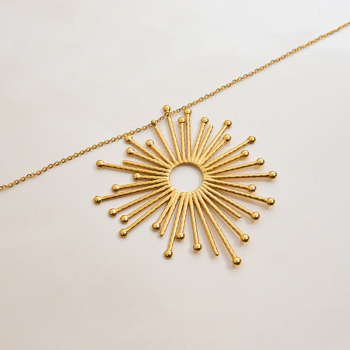 Collana da donna in acciaio inossidabile placcato con ciondolo sole geometrico, per un'estetica lussuosa e minimalista