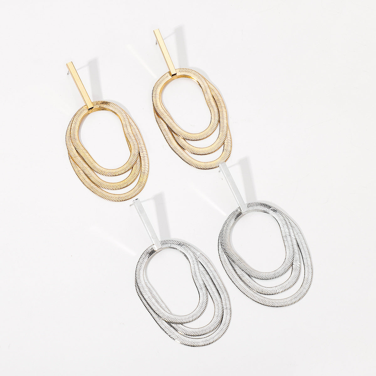 Pendientes de aro de metal geométricos calados de estilo vintage con acabado galvanizado para mujer