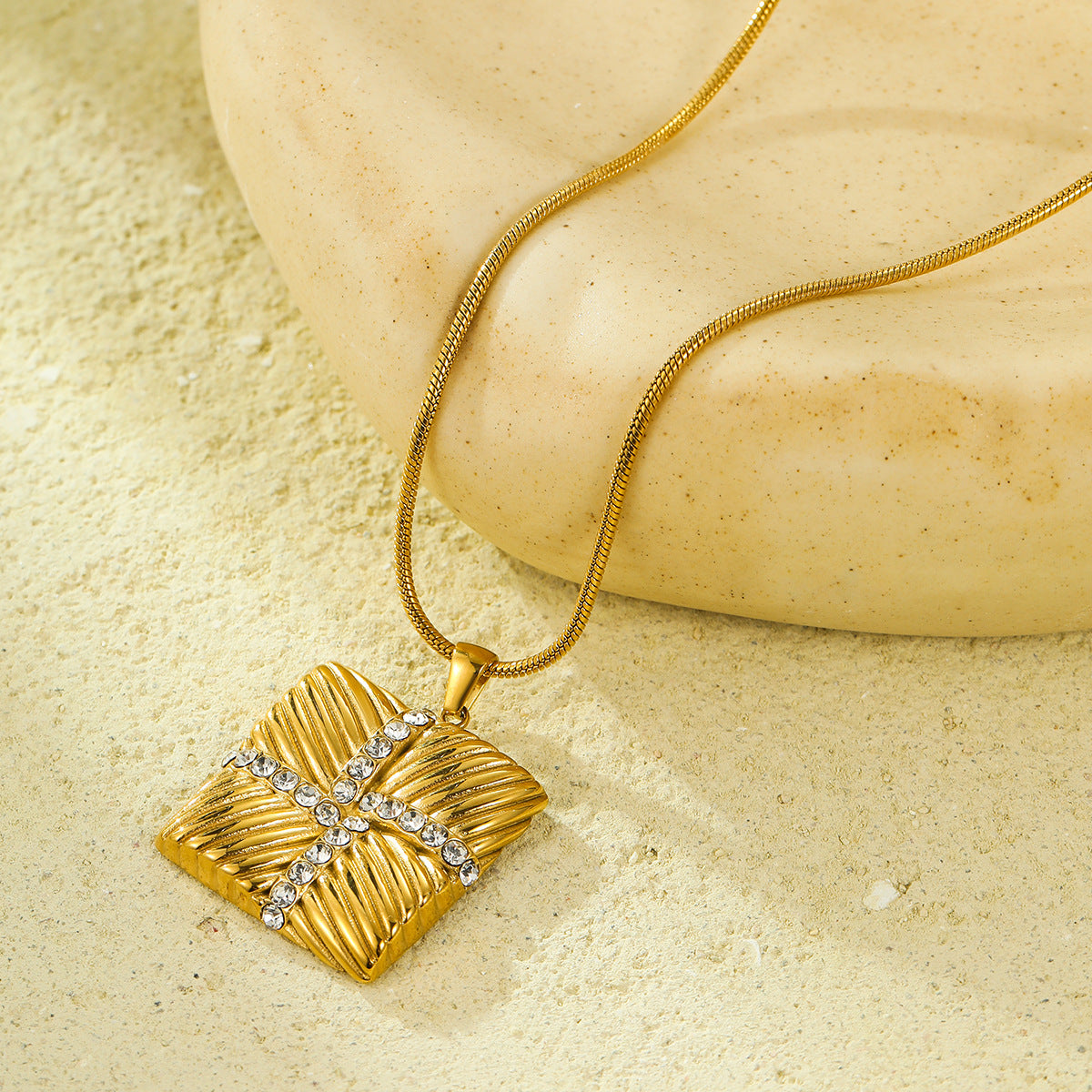 Collana pendente da donna in acciaio inossidabile testurizzato quadrato vintage alla moda con intarsio in zircone a croce