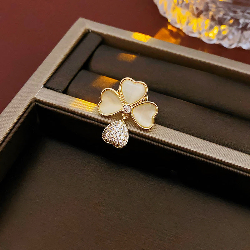 Vintage Style Animal Brooch in Alloy with Gold Plating for Women, Heart and Bowknot Shape, Lightweight Luxury Fashion Accessory
