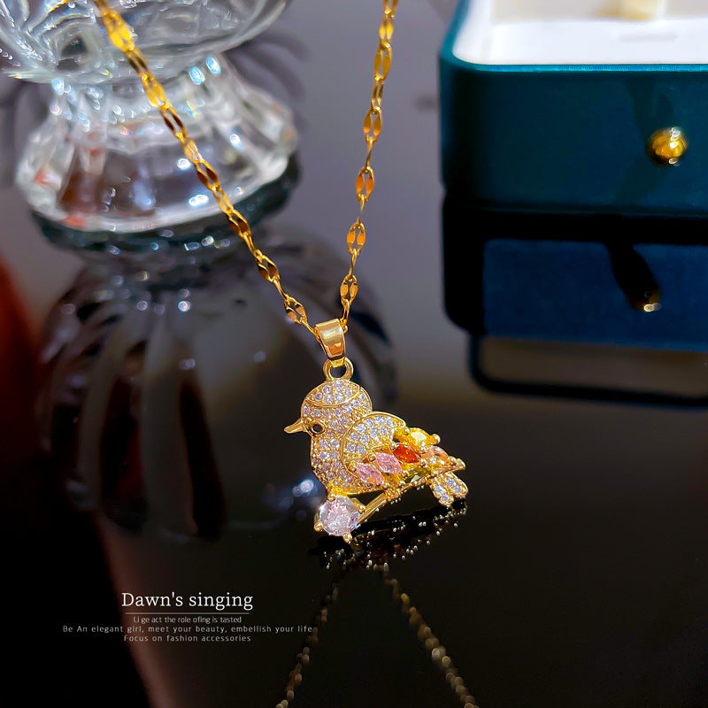Collana di Lusso con Ciondolo a Uccello in Acciaio al Titanio Micro-Incassato di Strass e Design Geometrico per Unisex, Lunghezza Regolabile 21-50 cm