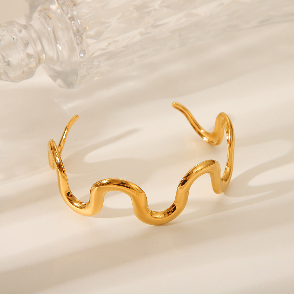 Bracciale a Onda Geometrica in Acciaio al Titanio con Placcatura in Oro 18K da Donna
