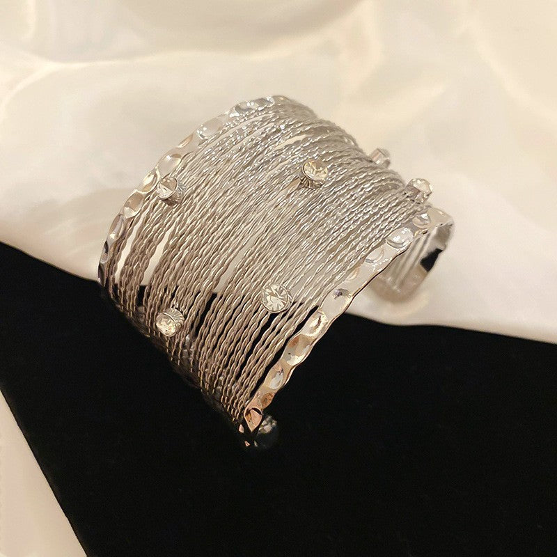 Bracciale a manetta in metallo elegante e robusto con finitura placcata, forma geometrica rotonda, accessorio di lusso alla moda per pendolari