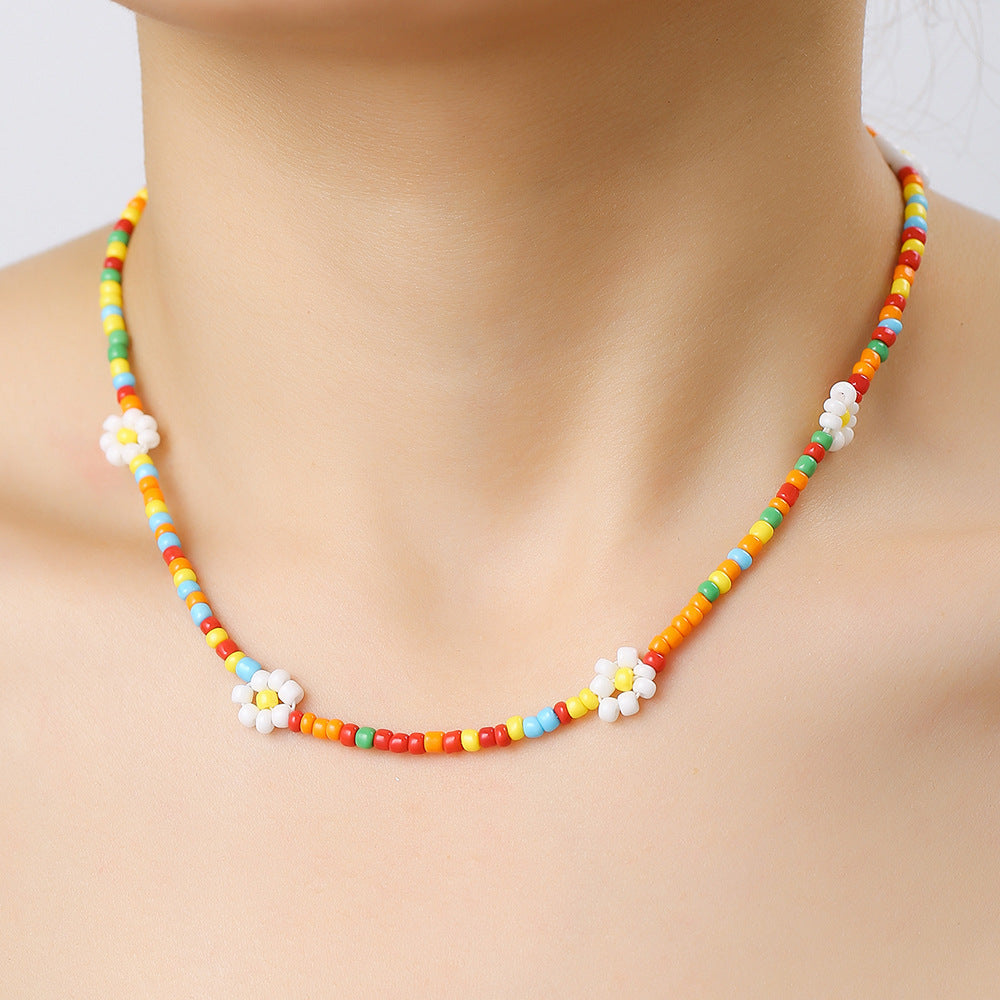 Collana con ciondolo a margherita minimalista con accenti di turchese e perle su catena a maglia per donna
