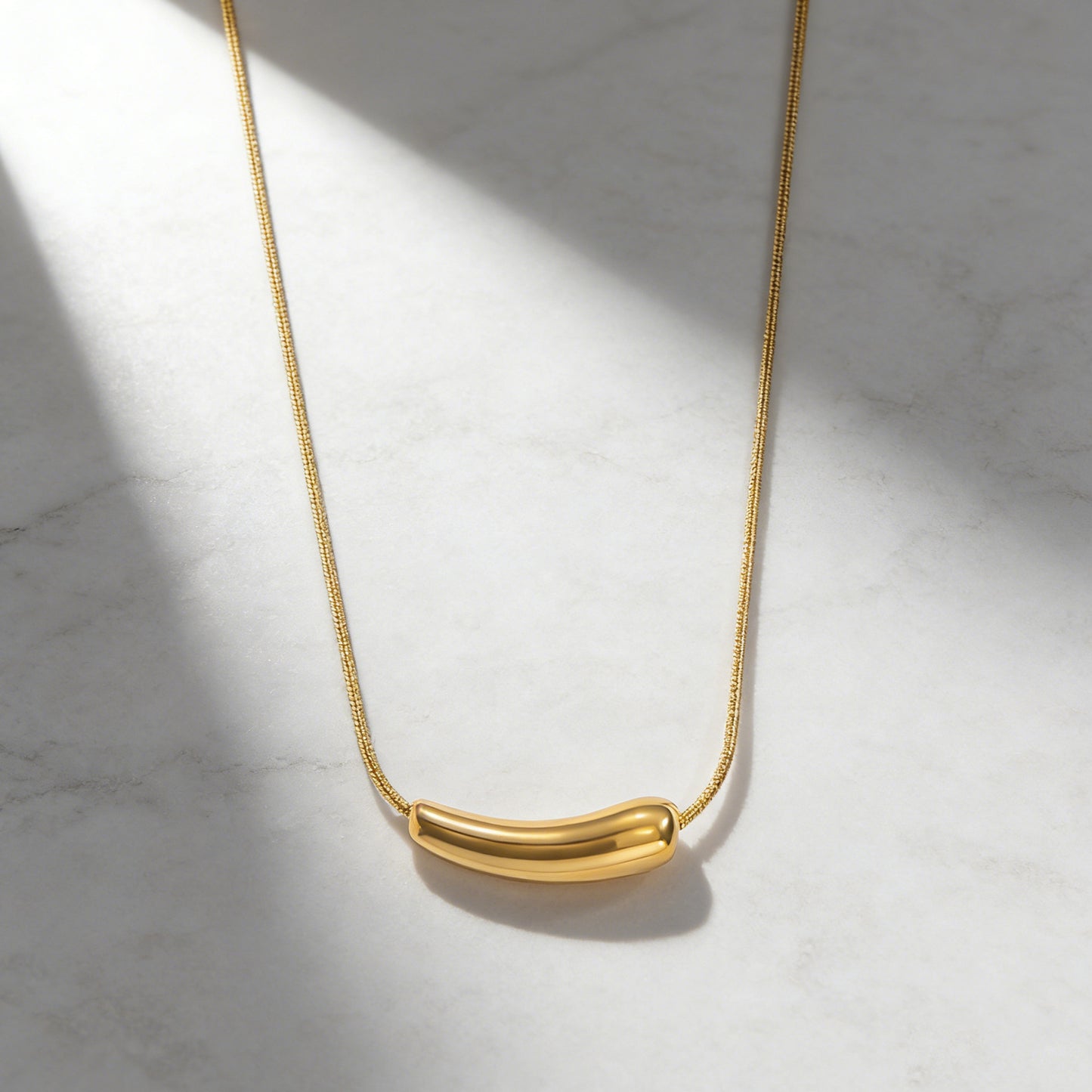 Collana con Ciondolo a Melanzana Minimalista Elegante Geometrico in Acciaio Inossidabile Placcato Oro con Catenina per Donna