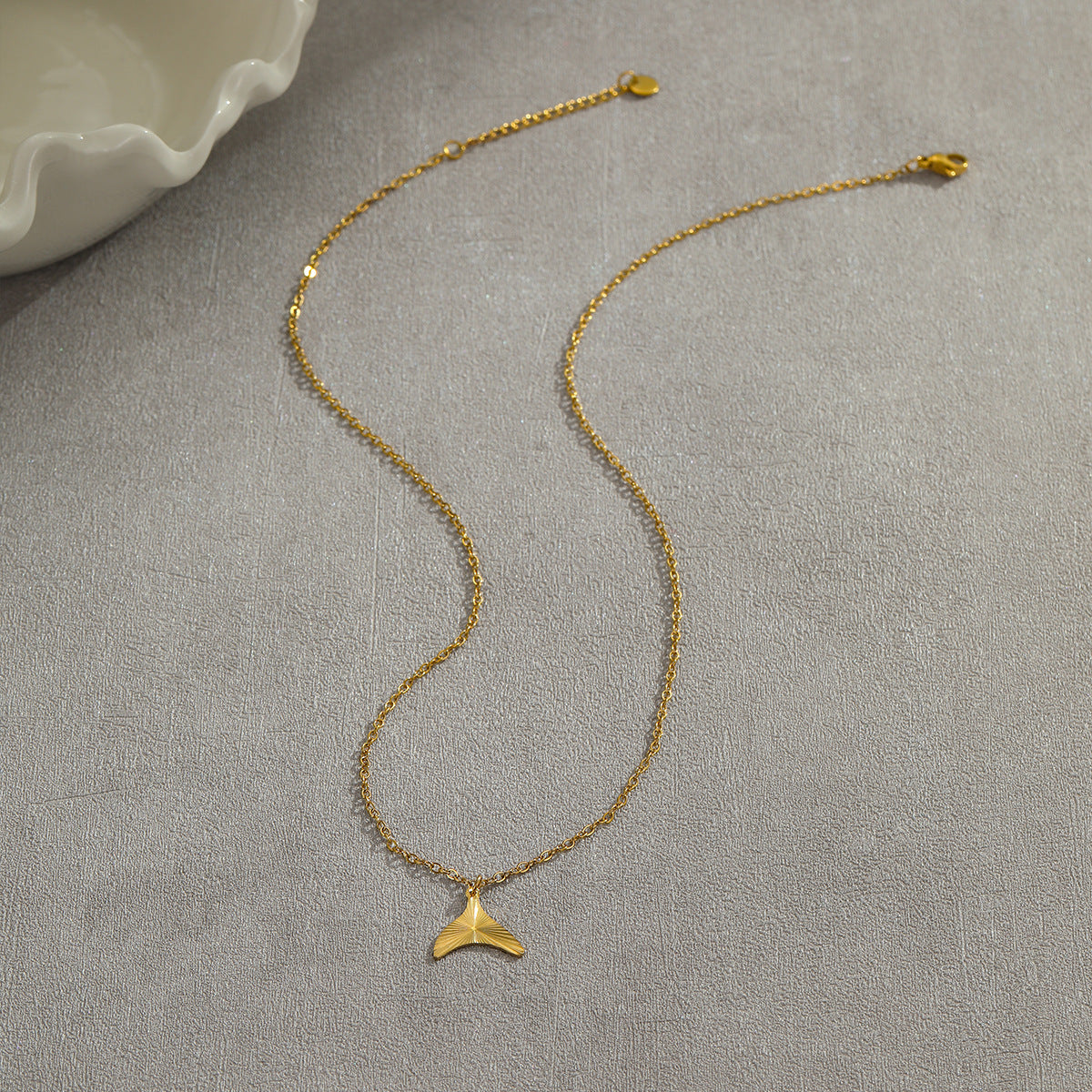 Collana alla moda in acciaio inossidabile a forma di cuore con placcatura in oro da donna, catena clavicola ipoallergenica