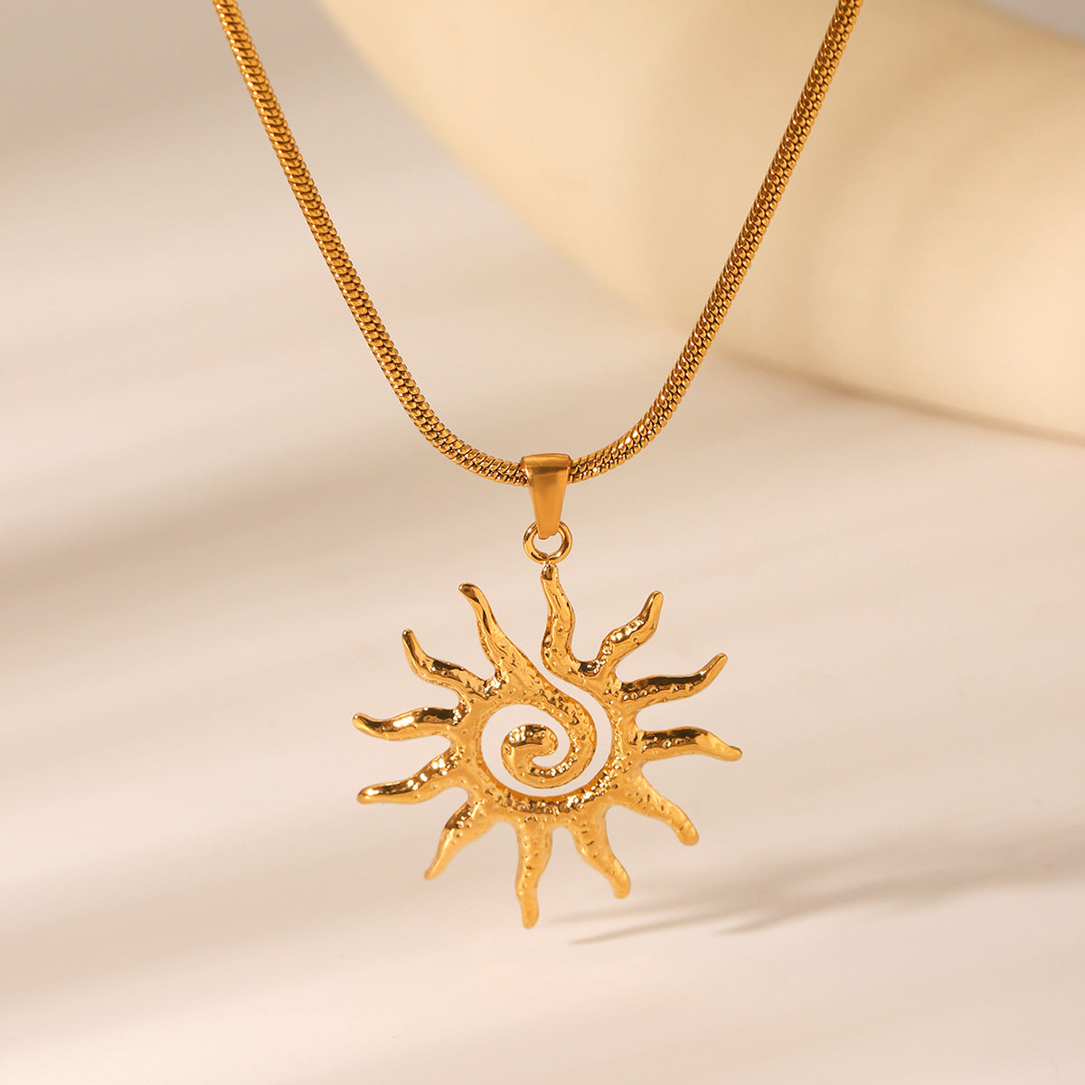 Collana con ciondolo a sole geometrico minimalista in acciaio inossidabile con placcatura a catena snake da donna
