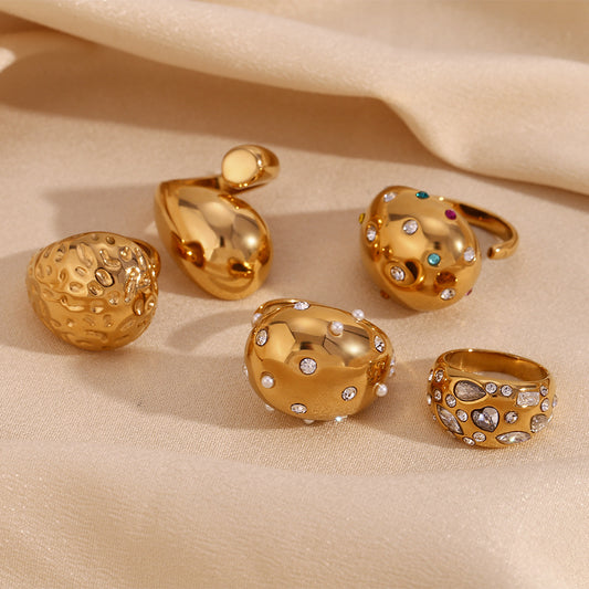 Anello geometrico alla moda in acciaio inossidabile a forma di goccia d'acqua per donna con placcatura in oro 18 carati e texture martellata