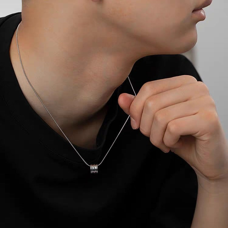 Collar minimalista de acero de titanio en forma de U para hombres y mujeres con cadena de serpiente de acabado pulido