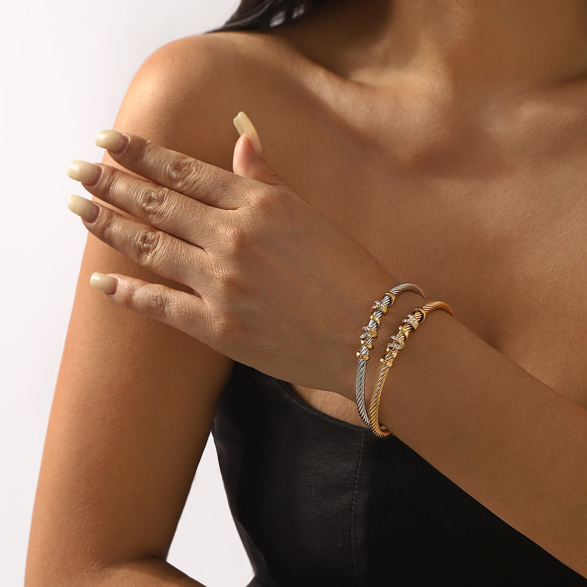 Bracciale Intrecciato Geometrico Rotondo in Acciaio Inossidabile con Accenti di Strass Placcato per la Solidità del Colore e lo Stile Versatile