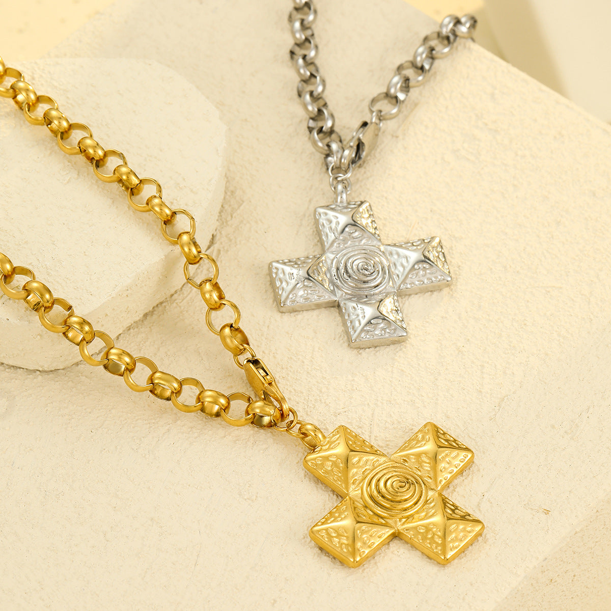 Collana con ciondolo a croce a spirale da donna in acciaio inossidabile placcato oro 18 carati