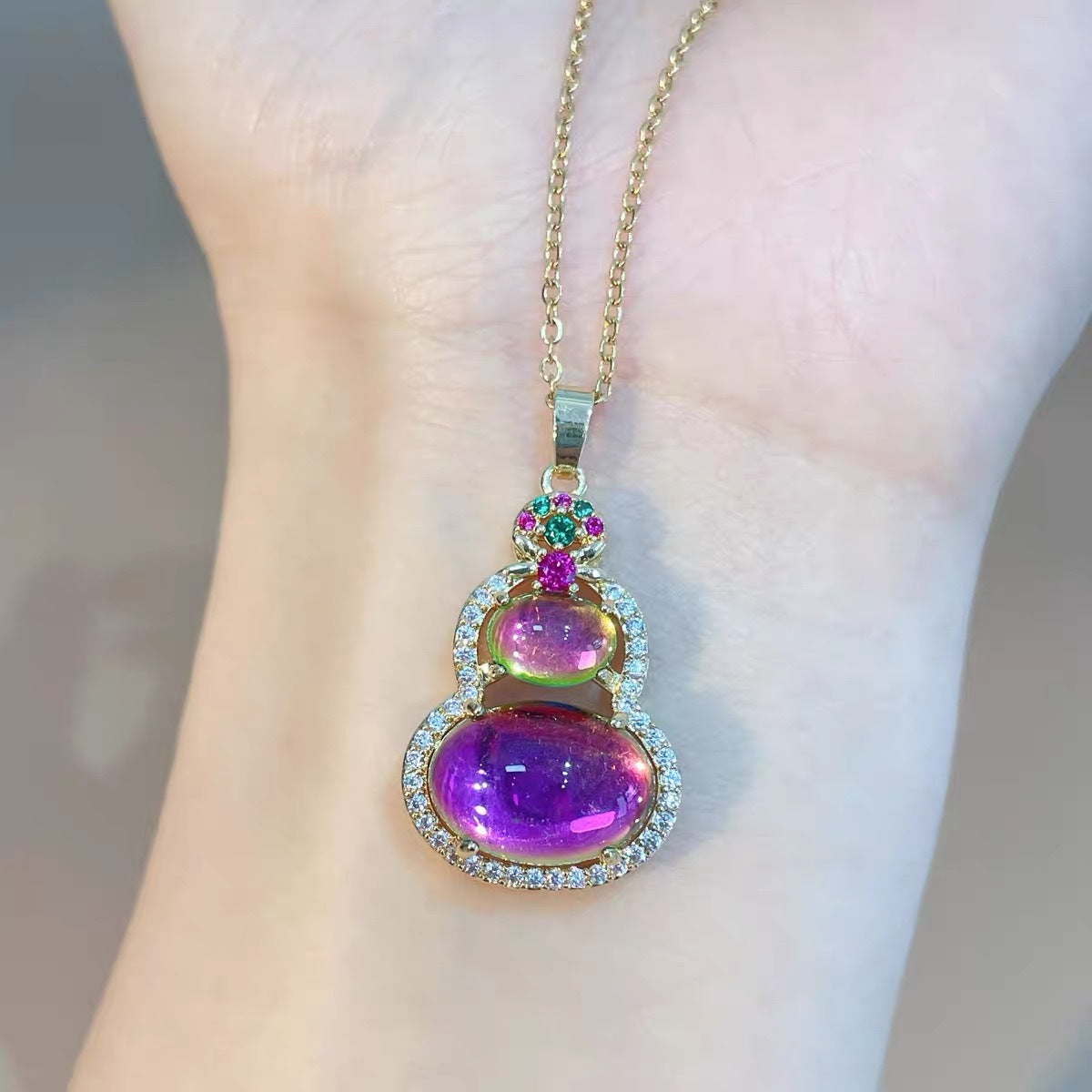 Collana con Pendente Geometrico Minimalista in Acciaio al Titanio con Charm in Rame Placcato Oro e Accenti di Strass