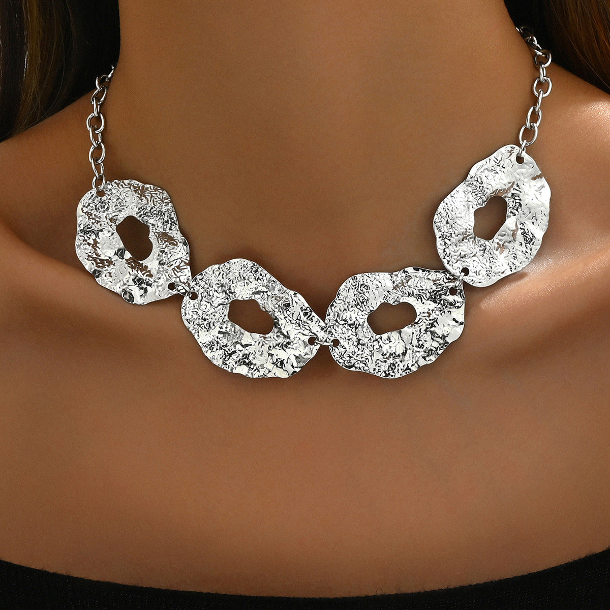Collana con ciondolo geometrico in lega di zinco da donna, finitura galvanica, design piegato irregolare, catena alla clavicola