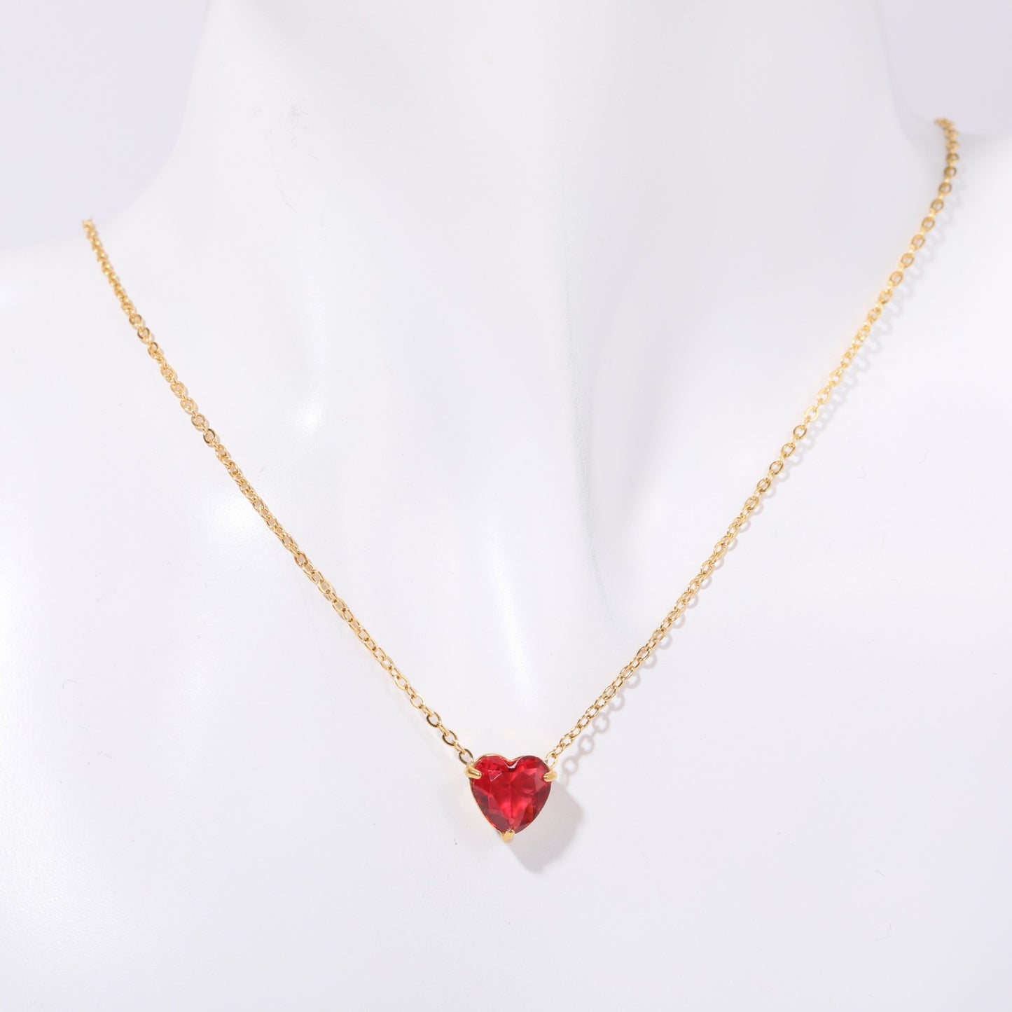 Collana con ciondolo geometrico alla moda in acciaio inossidabile con ciondolo a forma di cuore in pietra portafortuna in acciaio al titanio elettrolitico e catena a O