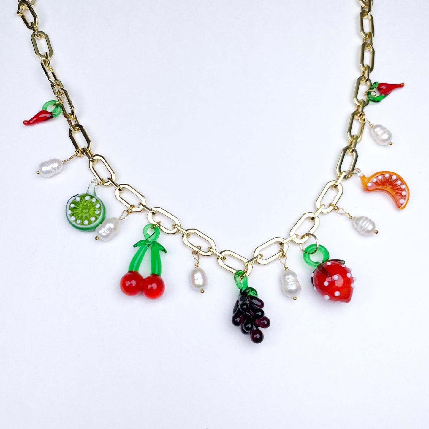 Collana a Pendente Rustica a Forma di Frutta Fresca con Uva, Fragola, Ciliegia e Pera in Rame Placcato