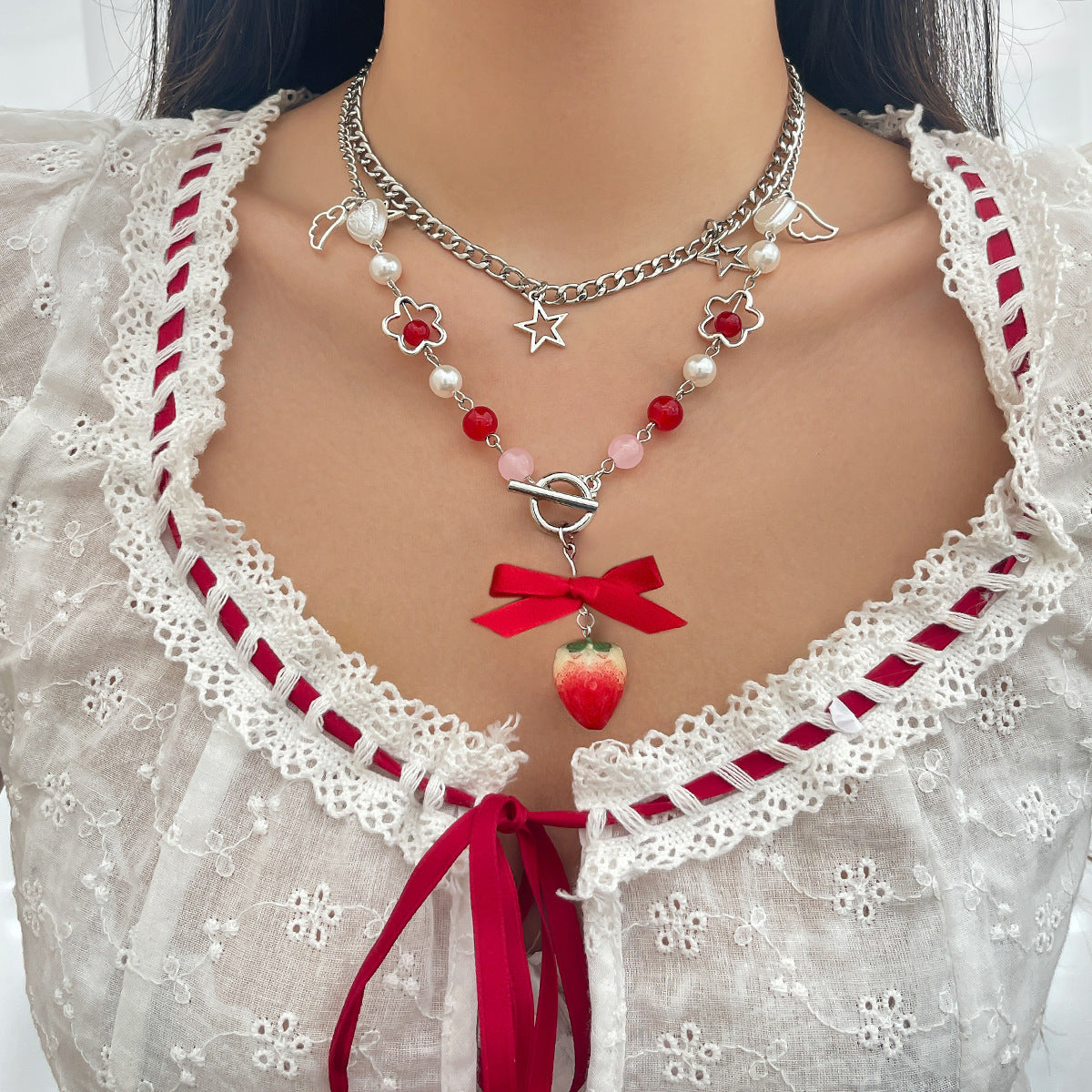 Collar con Colgante de Fresa Dulce y Atrevido para Mujer con Dije de Aleación, Acabado Esmaltado, Cadena Irregular, Diseño de Frutas y Lazo