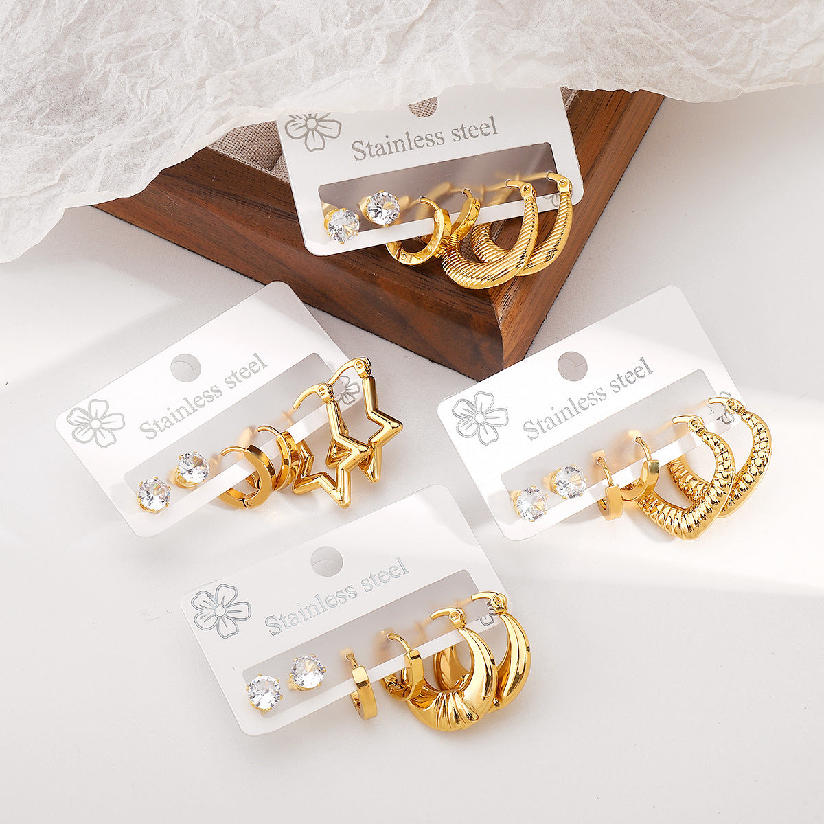 Aretes Minimalistas Geométricos de Acero Inoxidable Bañados en Oro de 14K con Detalles de Pedrería