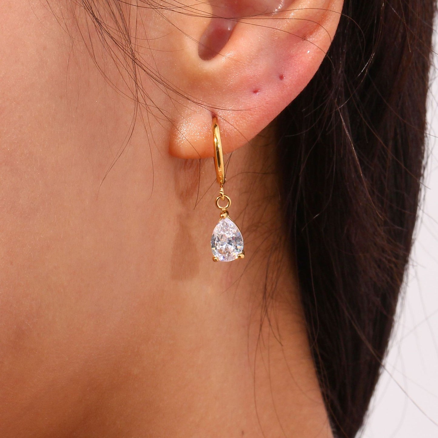 Pendientes geométricos de acero inoxidable a la moda con chapado en oro de 18 quilates y detalles de circonita en forma de lágrima para mujer