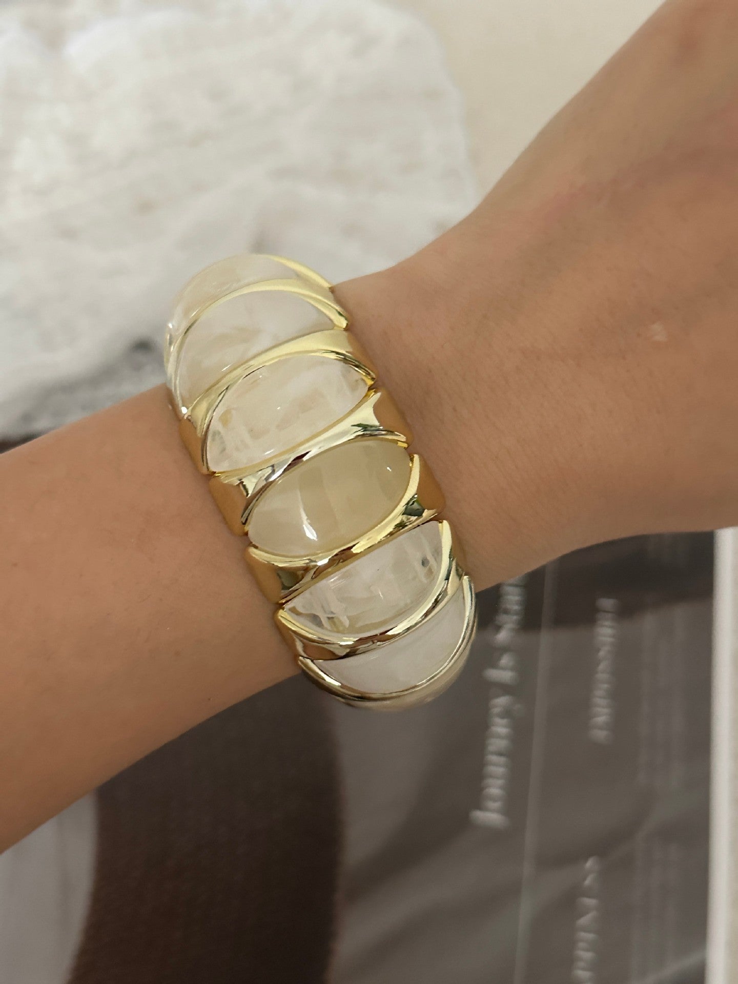 Bracciale elastico in acrilico con figure geometriche colorate