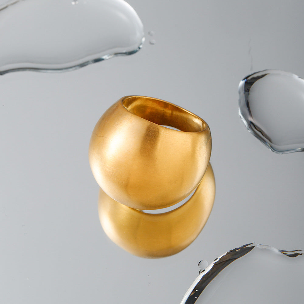 Anello da donna minimalista geometrico in acciaio inossidabile opaco spazzolato con placcatura in oro 18 carati