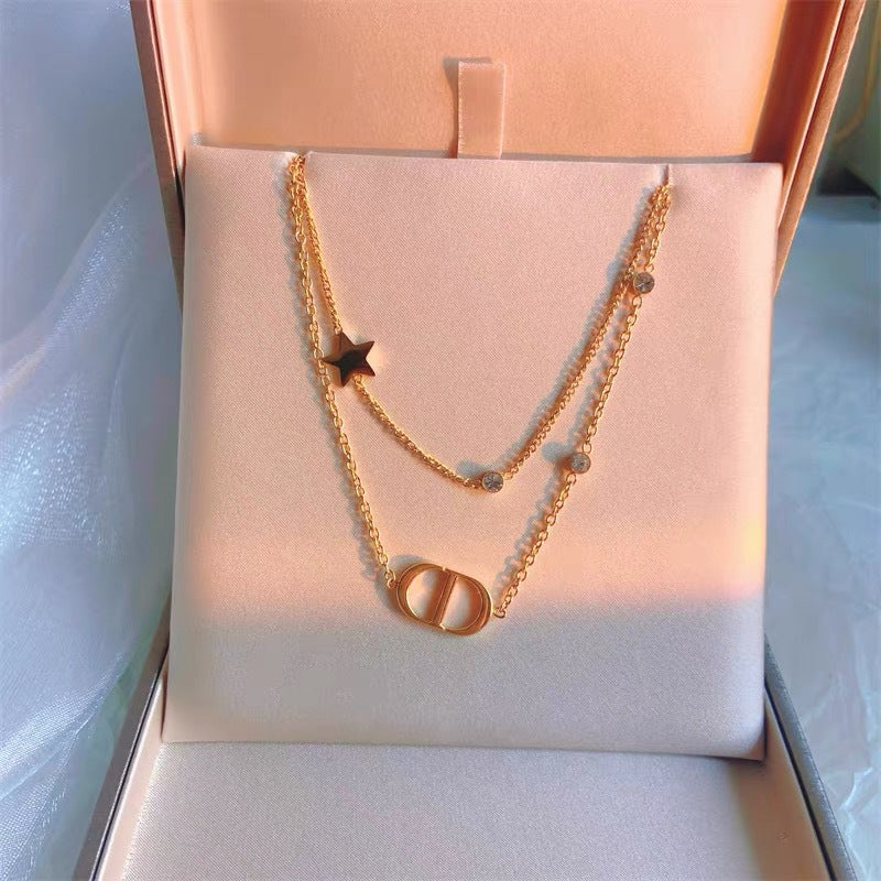 Collana da donna con ciondolo a lettera geometrico minimalista in acciaio al titanio con catena a serpente