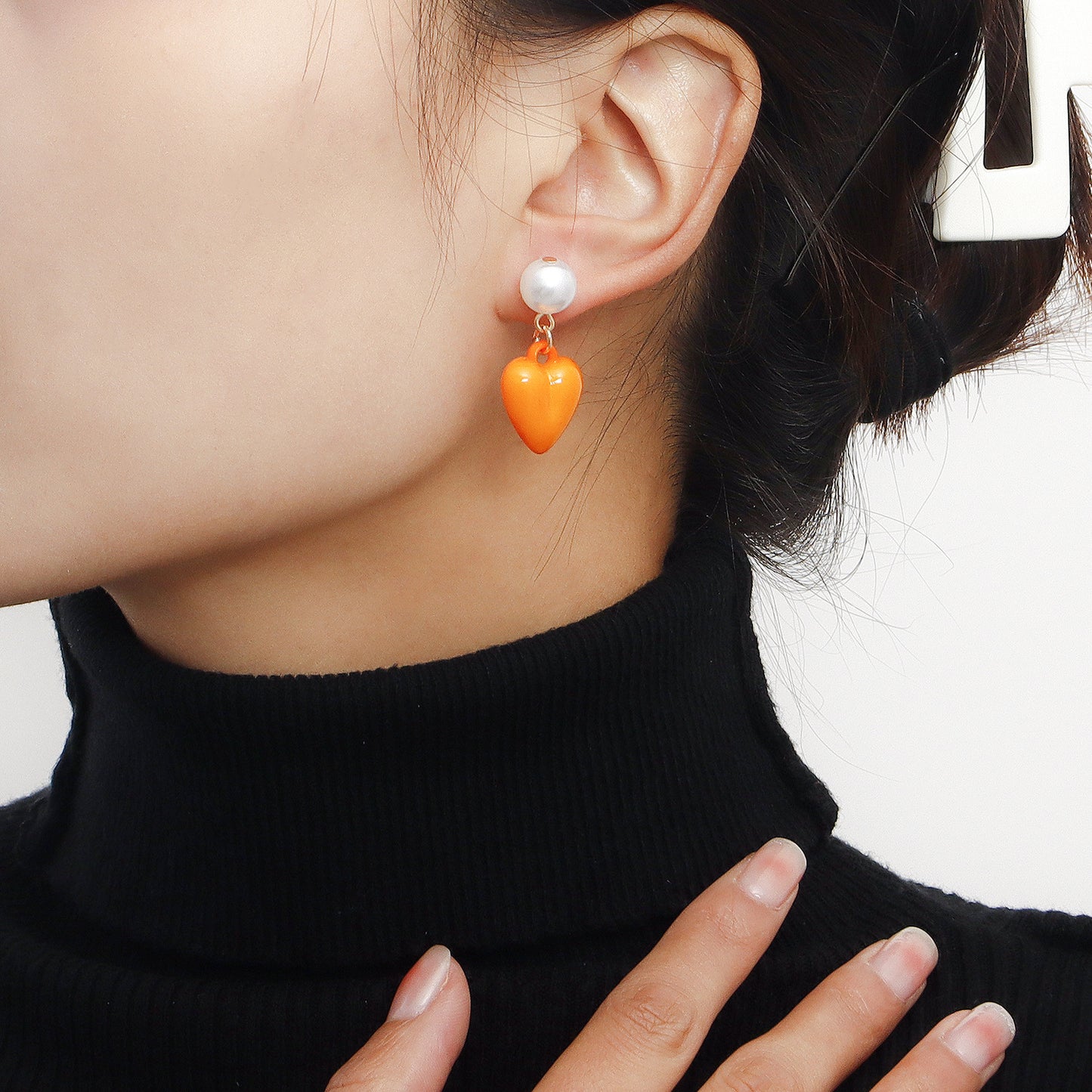 Minimalist Heart-Shaped Alloy Ear Studs with Iridescent Pearl Accents for Women