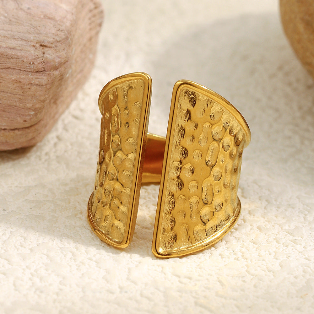 Anello da donna minimalista geometrico in acciaio inossidabile con placcatura in oro 18 carati e texture martellata