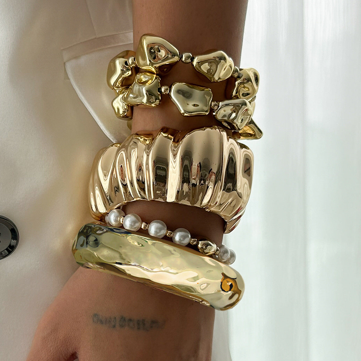 Bracciale da donna vintage con perline irregolari stropicciate in lega con finitura galvanizzata