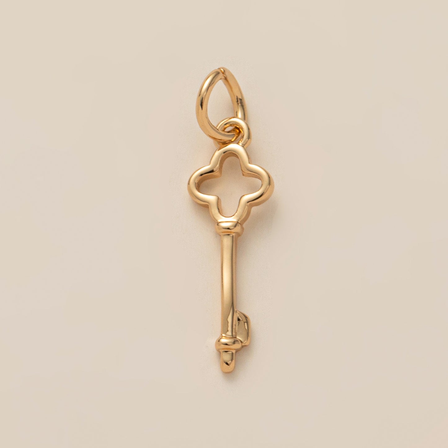 Ciondolo da donna minimalista a barra con cuore quadrato in ottone e zirconi cubici