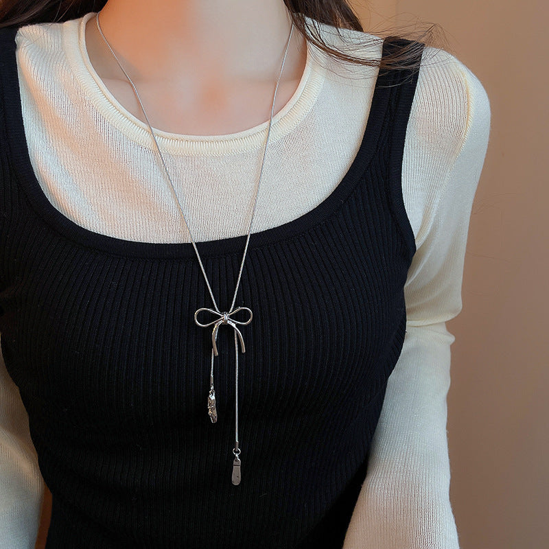 Collana con ciondolo a goccia minimalista dai toni freddi in lega placcata per donna, catena per maglione casual