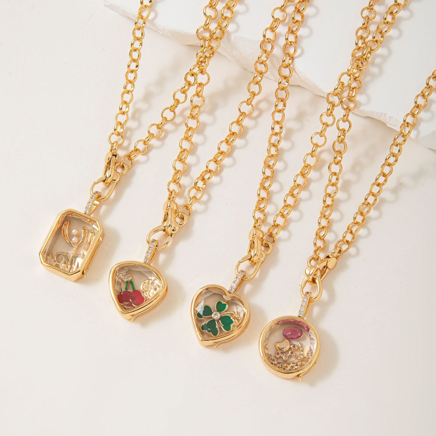 Collana Unisex con Pendente a Medaglione Tondo Geometrico Placcato Oro 18K Vintage su Catenina, Acciaio al Titanio e Ottone