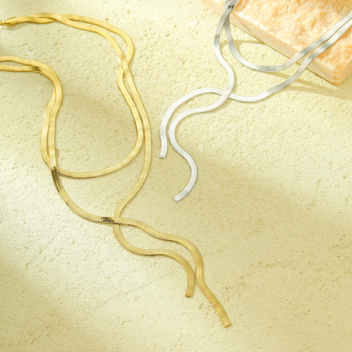 Collana a catena piatta regolabile a serpente da donna in acciaio inossidabile con finitura placcata, collana lunga con pendente in stile ufficio alla moda
