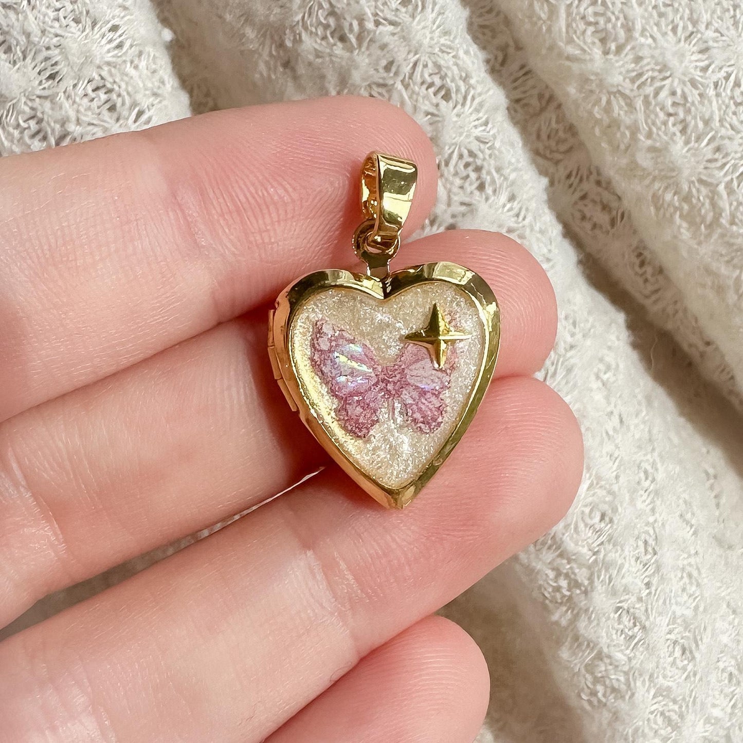 Colgante con dije de barra de aceite por goteo de mariposa y corazón de latón chapado en oro de 18 quilates vintage