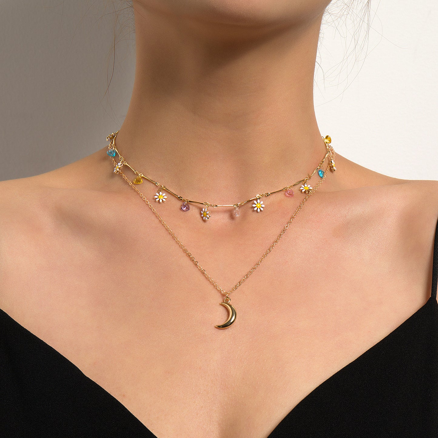 Collar con colgante de aleación con forma de luna vintage para mujer con acabado chapado y cadena corta a la altura de la clavícula