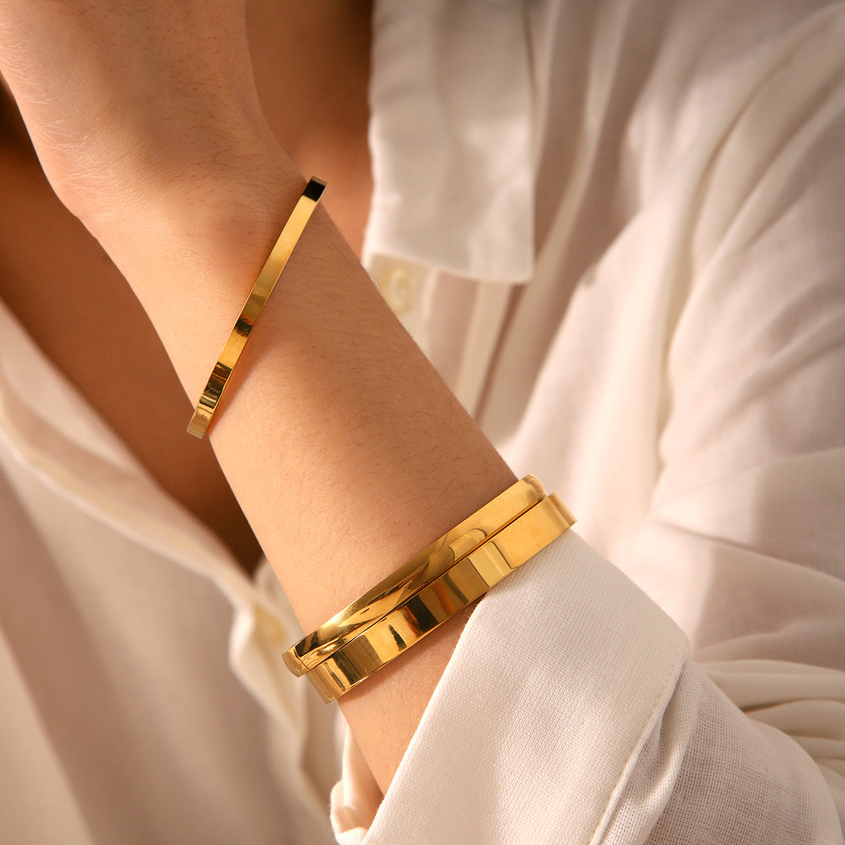 Minimalist Titanium Steel Cuff Bracelet with Polished Gold Plating, Round Geometric Design, Fade-Resistant Fashion Accessory