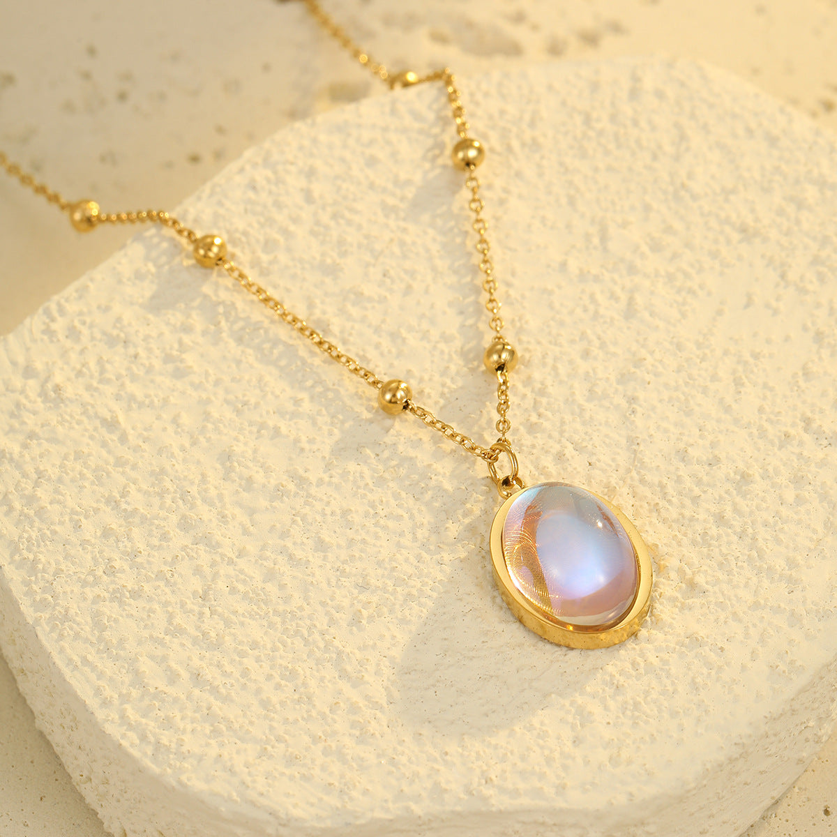 Elegante Collar Ovalado de Acero Inoxidable con Colgante de Piedra Lunar Iridiscente y Baño de Oro de 18K para Mujer