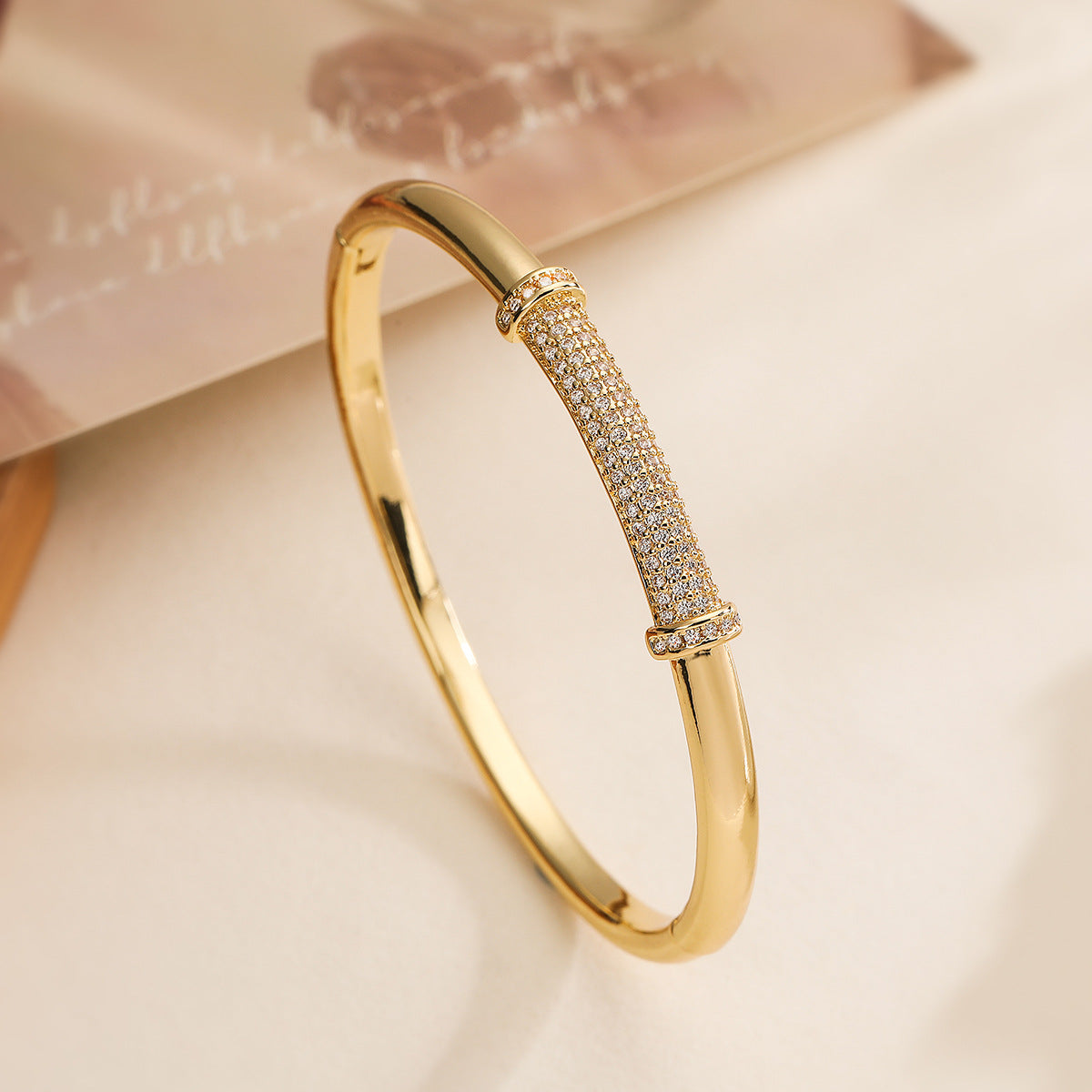 Brazalete de latón con chapado en oro de 18 quilates y circonitas incrustadas, con un diseño de bambú de inspiración vintage para mujer