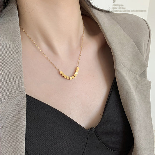 Collar de labios chapado en acero titanio geométrico para mujer con longitud ajustable y estética minimalista