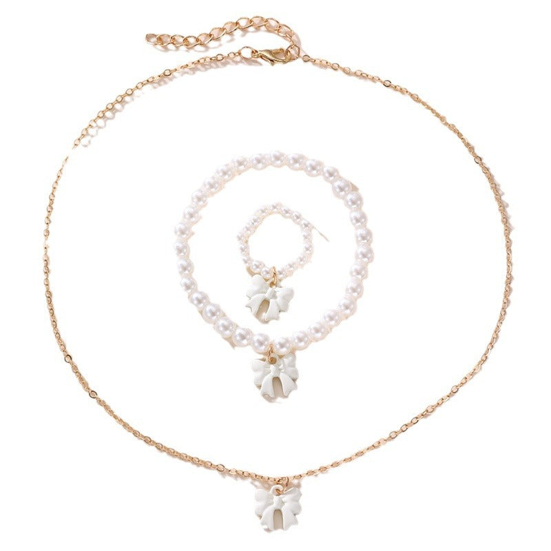 Conjunto de collar y pulsera de perlas dulces con colgante de lazo para niños en material de resina con acabado esmaltado