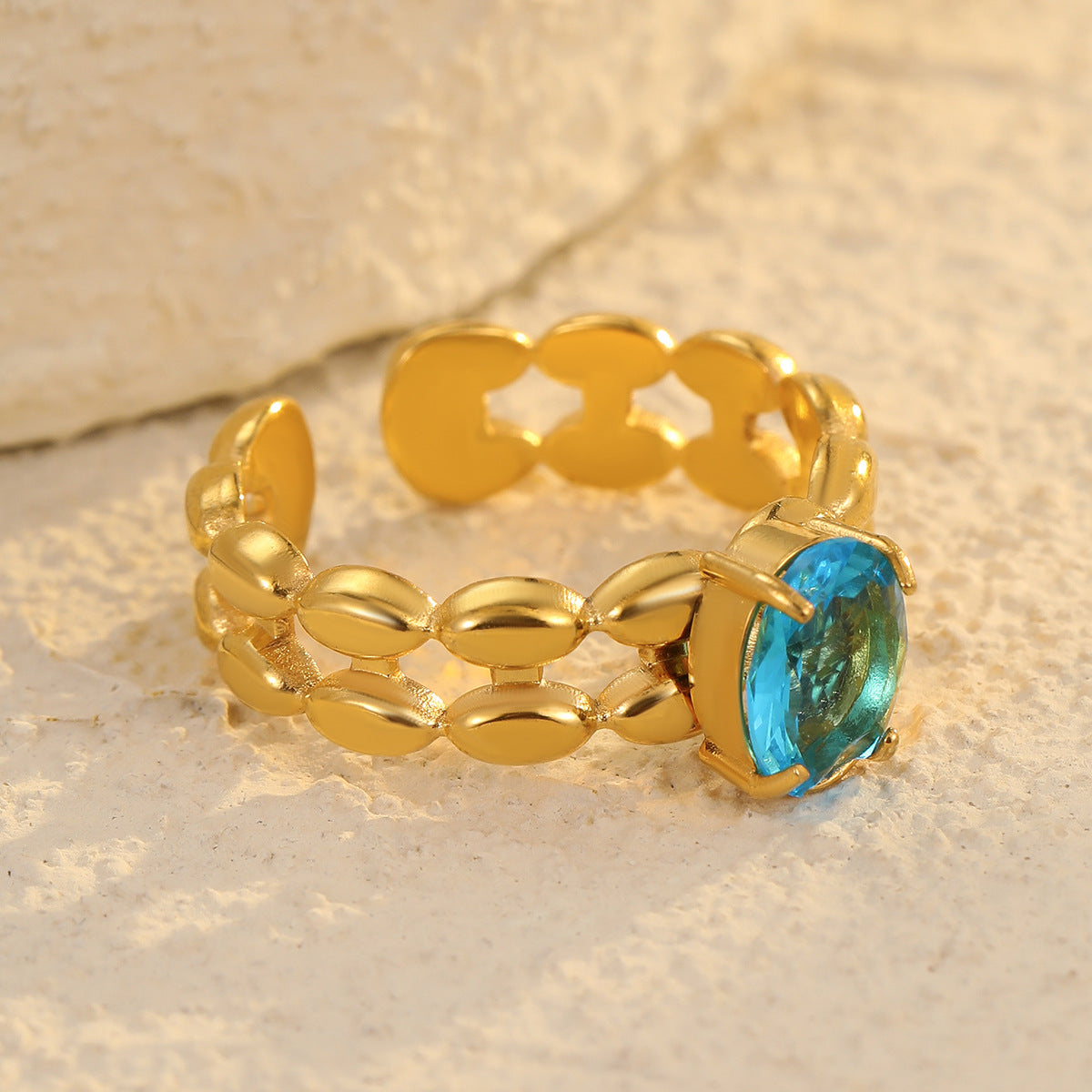 Anillo de acero inoxidable con circonita geométrica de lujo ligero y baño de oro de 18 quilates para mujer
