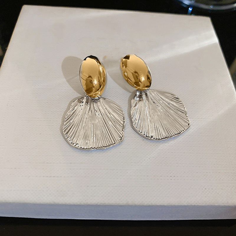 Orecchini a farfalla geometrici chic con perle d'acqua dolce e intarsio di zirconi su perni in argento sterling 925