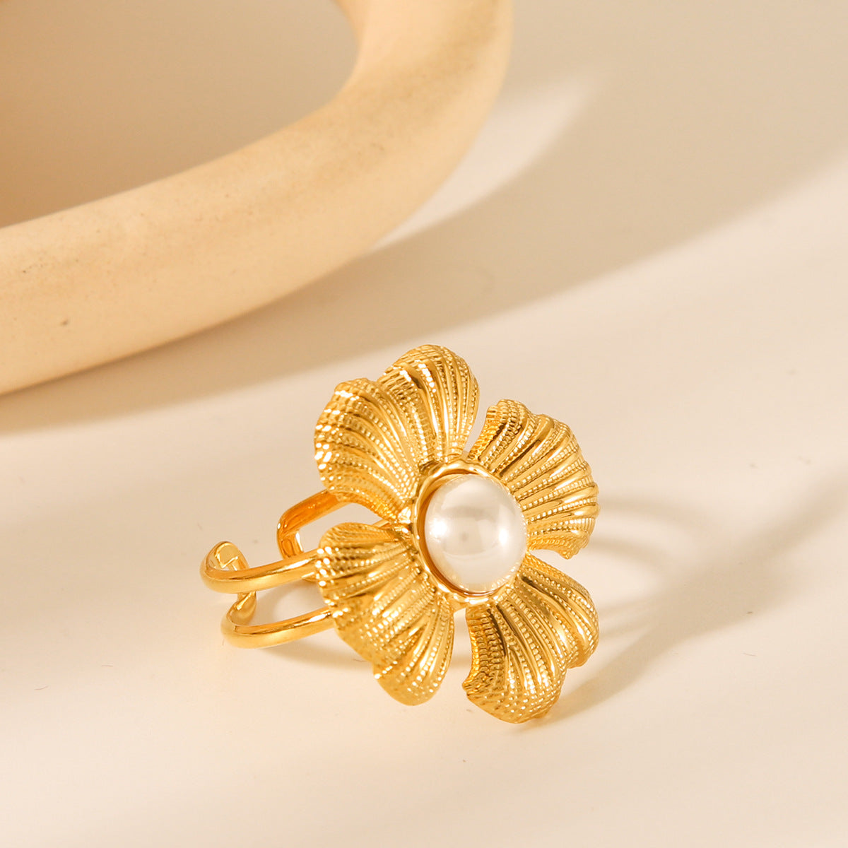 Anello da donna in acciaio inossidabile placcato oro 18K, stile vintage francese con fiore e perla
