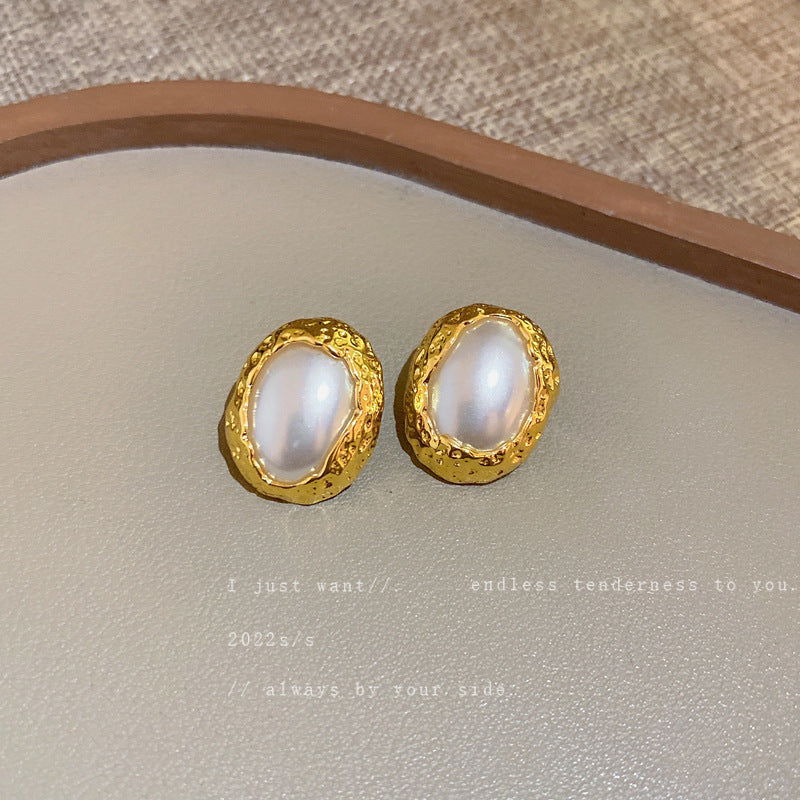 Orecchini a perno da donna vintage in metallo geometrico con perla, dettagli incisi e perni in acciaio inossidabile placcato argento