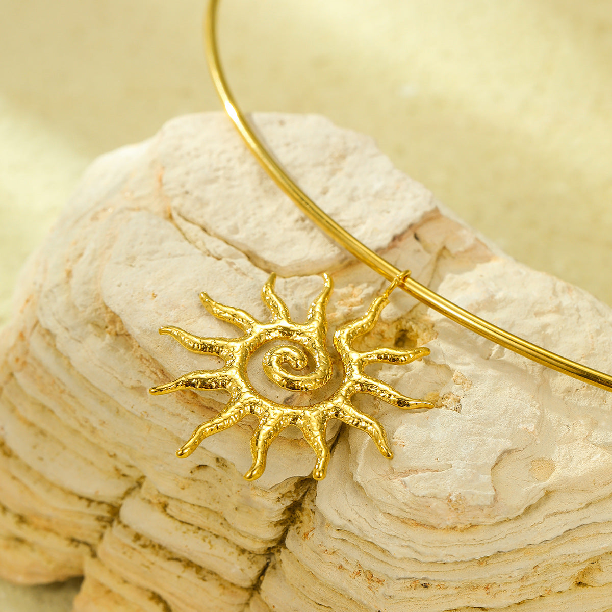 Collar minimalista de acero inoxidable con forma de sol, chapado en oro de 18 quilates para mujer