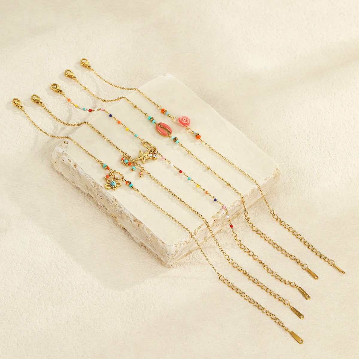 Bracciale da donna in acciaio inossidabile minimalista con perline ispirato all'oceano con conchiglie, stelle marine e dettagli floreali